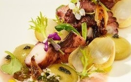 Χταπόδι με υγρές σφαίρες από ελιές & gel κόκκινου κρασιού