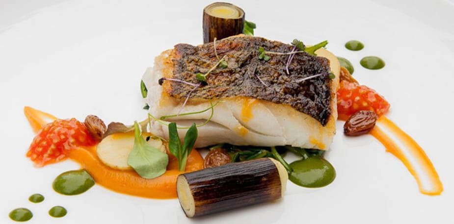 Μπακαλιάρος Κονφί με Πράσα, Πατάτες, Πουρέ Γλυκοπατάτας και Σάλτσα Γαρίδας με Μυρωδικά της Γης