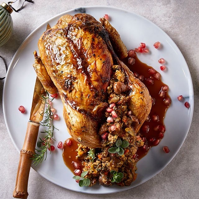 Γεμιστό Κοτόπουλο με Couscous, Βερίκοκα, Βούτυρο Μπαχαρικών & Μυρωδικών και Gravy Γλυκού Κρασιού