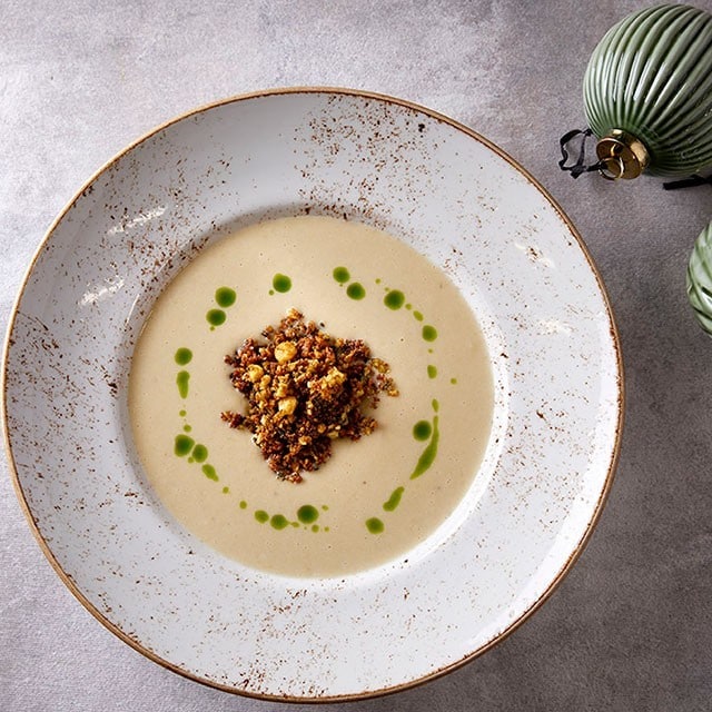 Σούπα Πράσου με Τραγανό Κράμπλ Φουντουκιού  