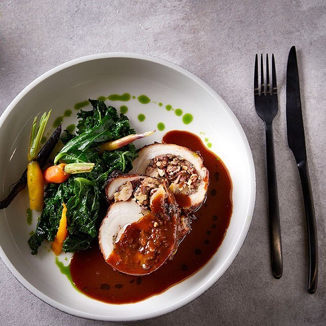 Χοιρινό Γεμιστό με Μήλα, Καρύδια και Κόκκινο Ρύζι