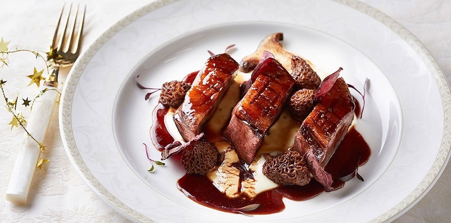 Πάπια με πιπέρι, πουρέ πατάτας με βανίλια, αρακά και ραγού μανιταριών