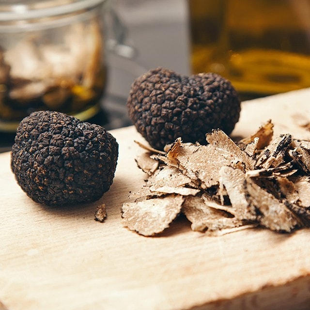 Βασίλισσα, μάγισσα, ξεμυαλίστρα :                                           