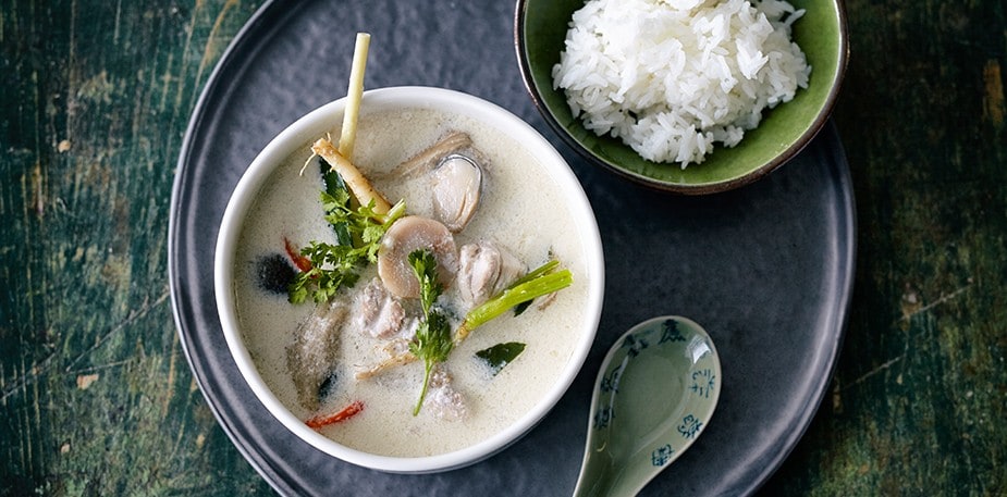 Βότανα, μπαχαρικά, κοτόπουλο σε μια ζεστή ταϊλανδέζικη σούπα